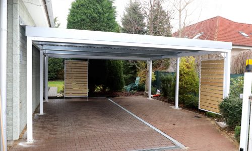 Carport für 2 Autos an einem Familienhaus