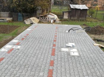 Eine Pflasterung mit Fußpunkten aus Beton