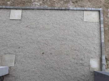 Fußpunkte aus Beton in einer Straßenschotter-Schicht