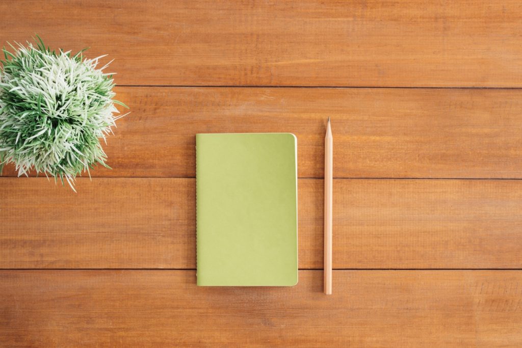 Ein Notizbuch und Bleistift auf dem Tisch