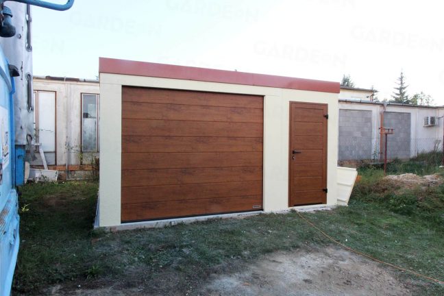 Eine Garage von GARDEON mit roter Dachdeckung