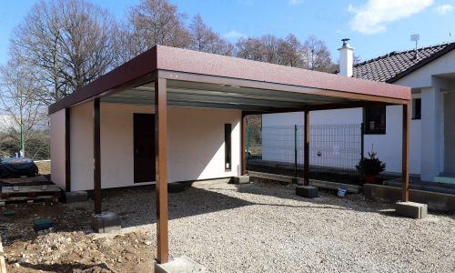 Ein Gartenhäuschen mit einem Doppelcarport in braun