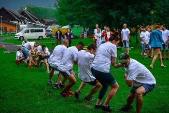 Seilziehen zwischen Teams