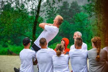 Fall in die Hände der Kollegen