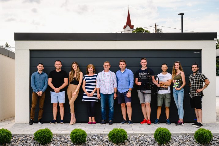Das GARDEON-Team vor einer Doppelgarage