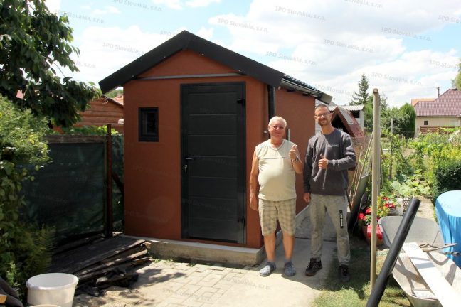 Ein zufriedener Kunden mit seinem neuen Satteldach-Gartenhäuschen GARDEON