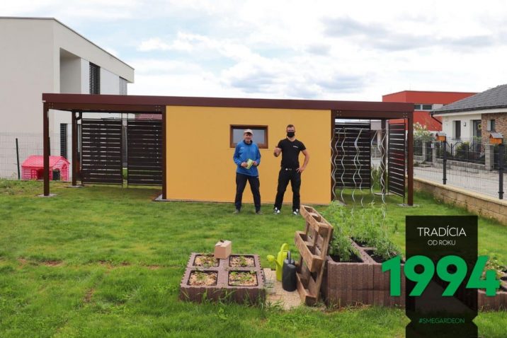 Ein zufriedener Kunde vor seinem neuen, individuellen Gartenhaus von GARDEON mit 2 Überdachungen an den Seiten