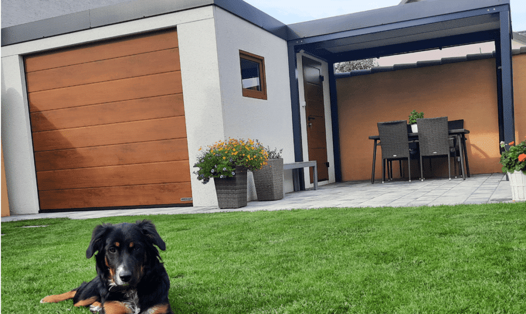 Der Hund unseres Kunden vor dem neuen Gartenhaus