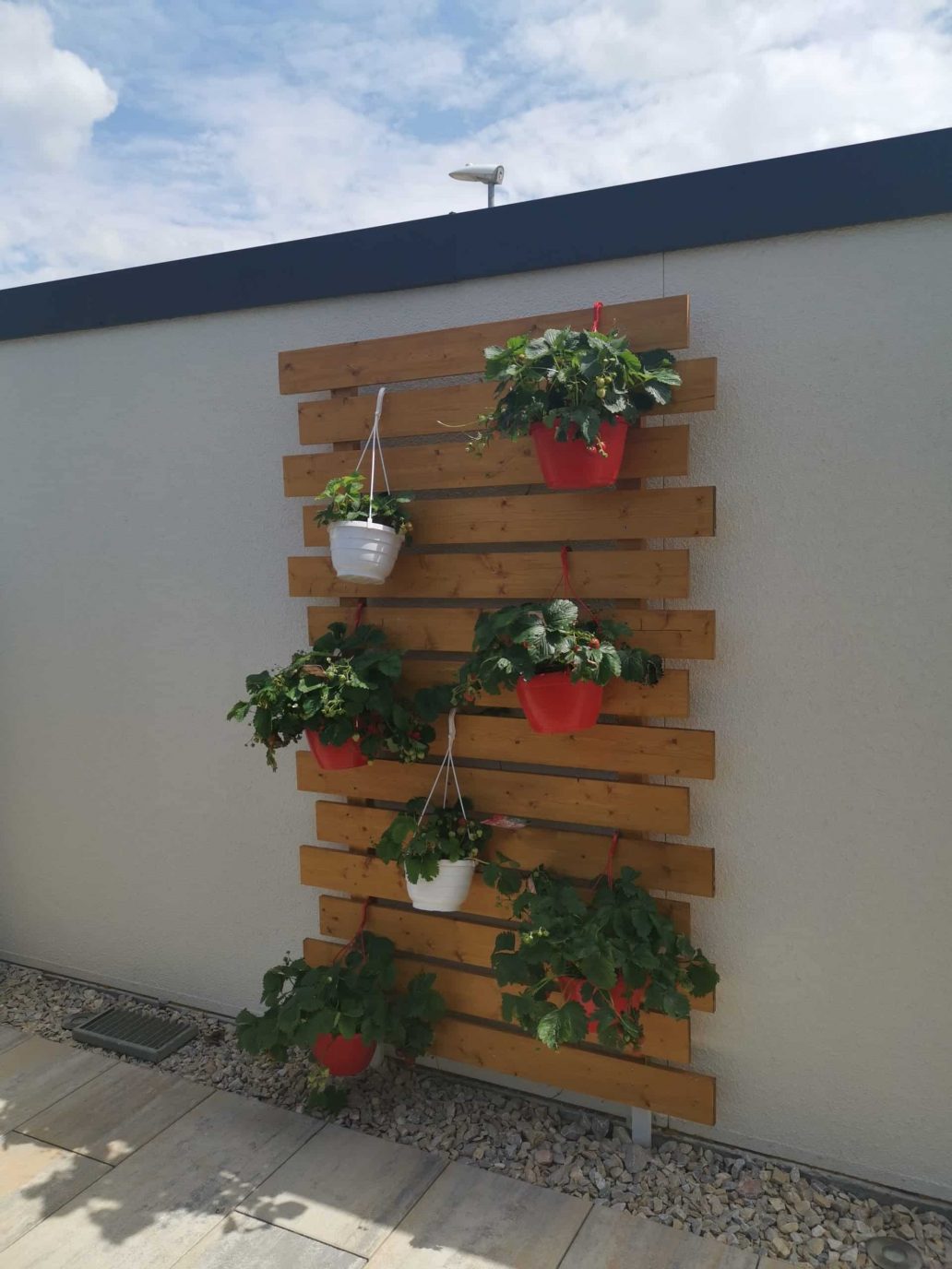 Eine Deko-Wand aus einer Holzpalette