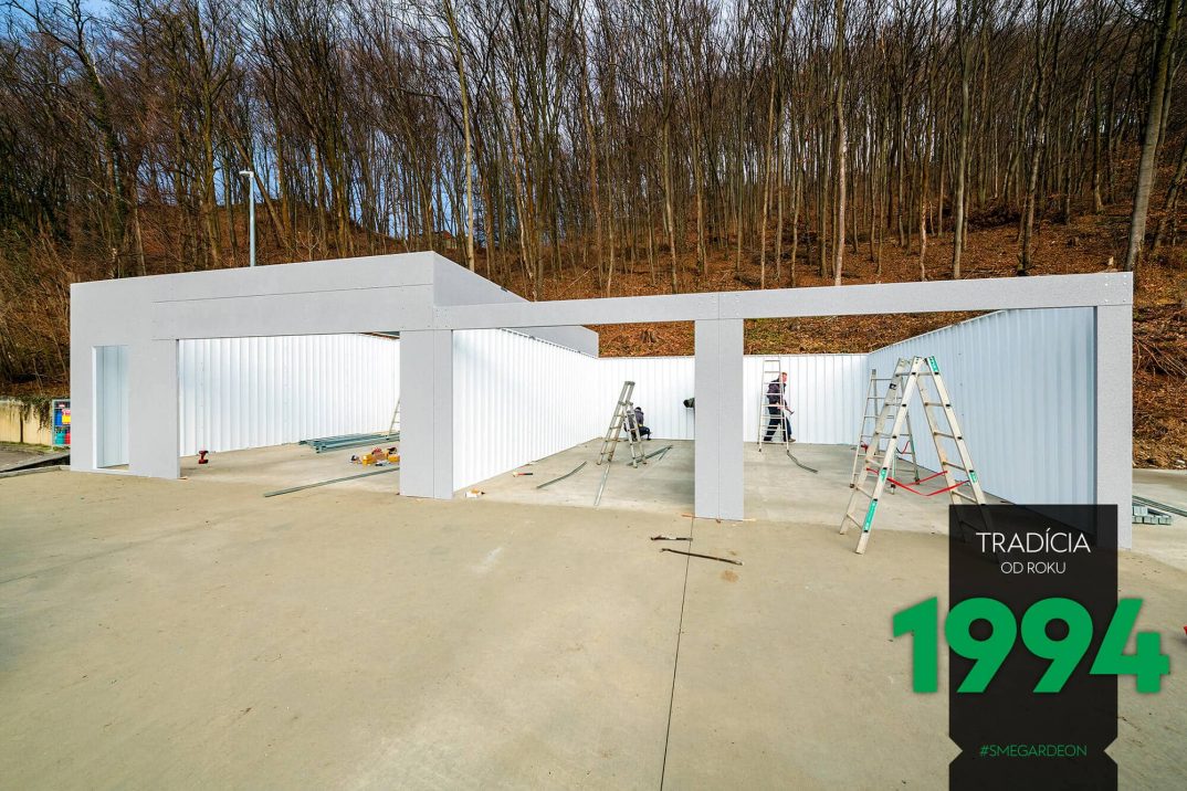 ,,Nackte,, Reihengarage