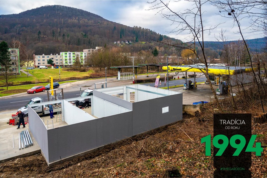 Die Rückseite der Reihengaragen