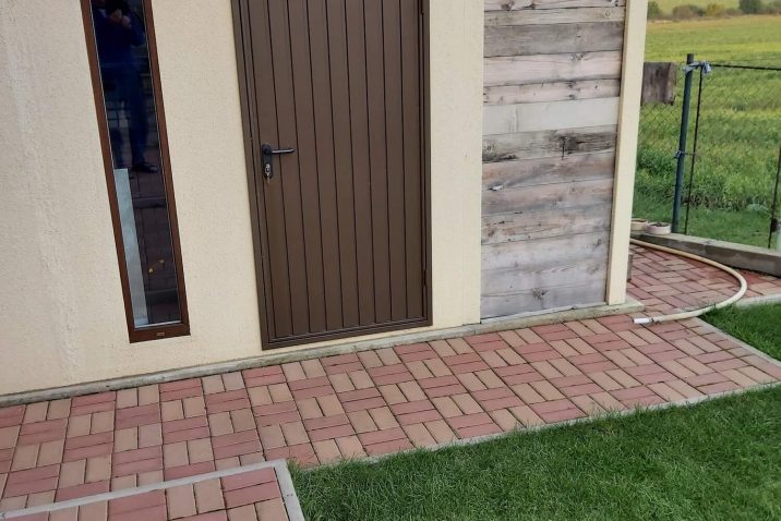 Ein Gartenobjekt von GARDEON mit Holzelementen