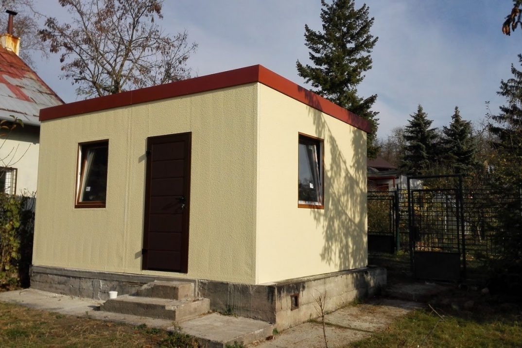 Das fertig montierte Gartenhaus von GARDEON im Garten eines Kunden