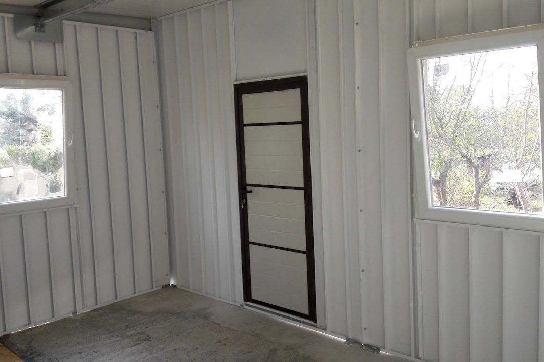 Der ungedämmte Innenraum einer Gartenhütte von GARDEON