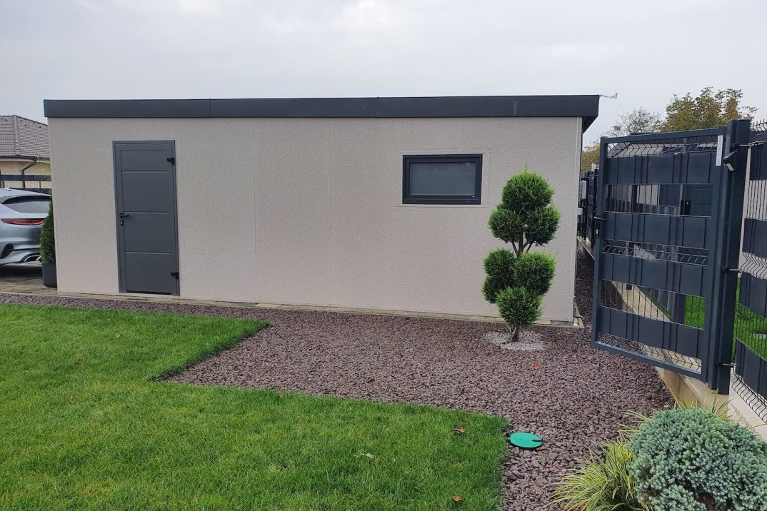 GARDEON: Moderne Fertiggarage mit der Putzfarbe grau