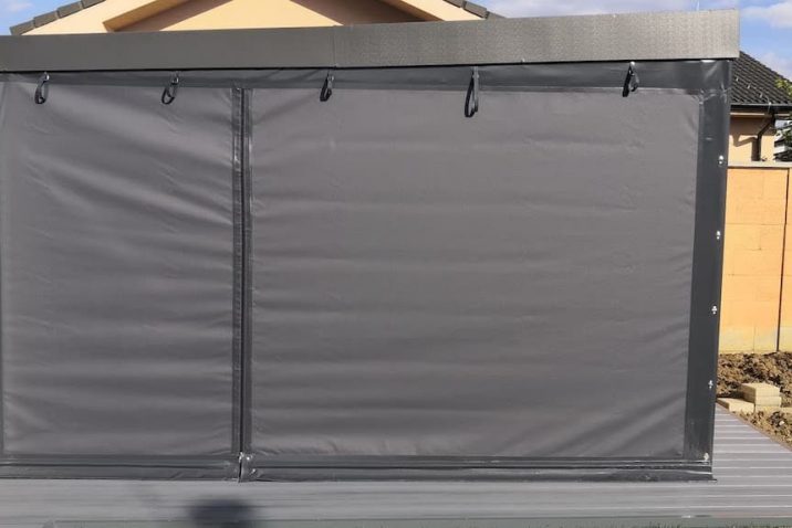 Das blickdichte Tuch an einer Überdachung von GARDEON