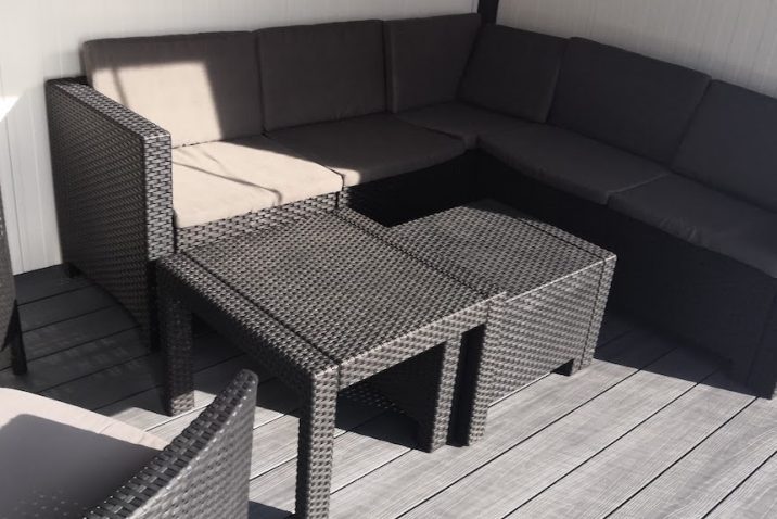 Sitzbereich unter einer Überdachung von GARDEON