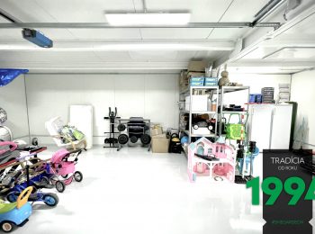 GARDEON: Innenraum einer maßangefertigten, komplett gedämmten Garage in Österreich