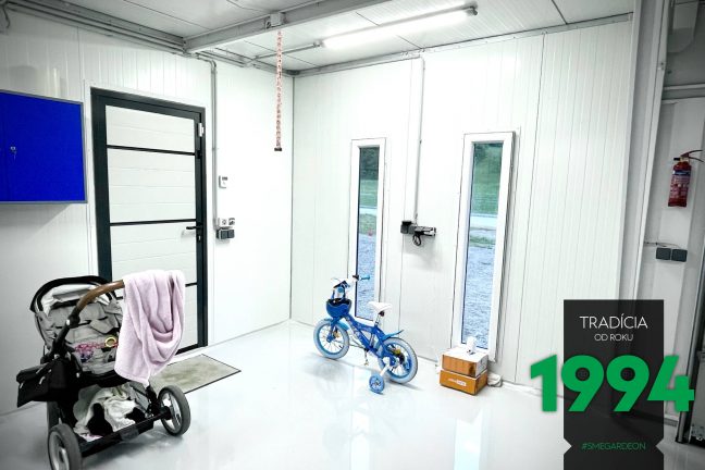 Weißer Epoxidharzboden in einer individuellen Garage von GARDEON