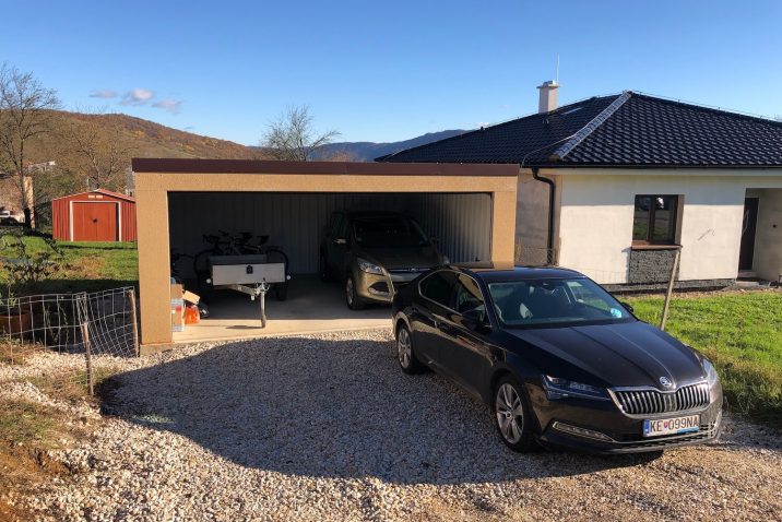 Der Innenraum einer unisolierten Fertiggarage