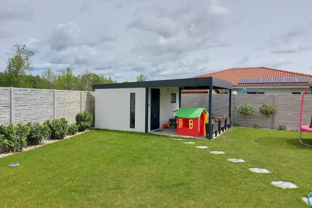 GARDEON Gartenhütte mit Überdachung in dem Garten eines Kunden