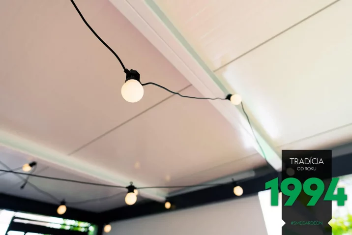 Lichterkette an den Dachträgern bei einem isolierten Dach