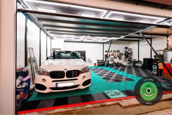 Fertiggarage GARDEON mit einem Tor von Hörmann