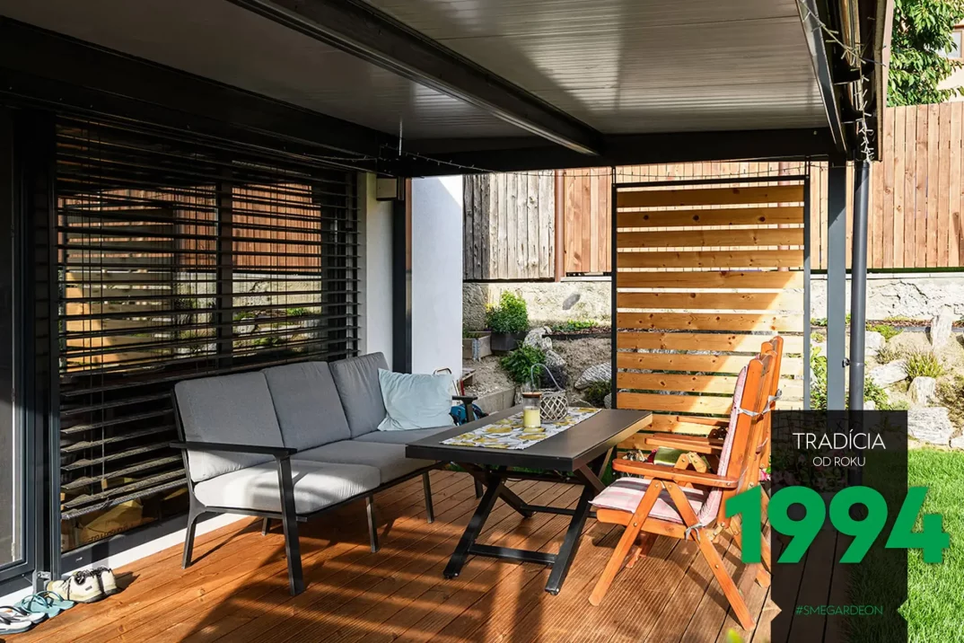 GARDEON Stahlpergola in Anthrazit mit einem Wandelement aus Holz