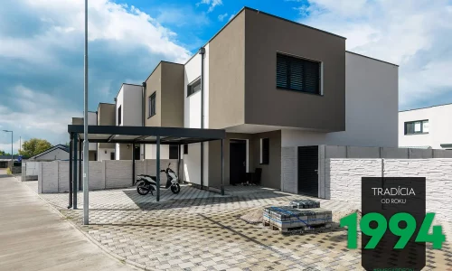 Ein Motorrad parkt unter dem GARDEON Doppelcarport in RAL 7016 - Anthrazit