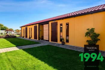 Gelde maßangefertigte Garage mit Überdachung - Satteldach