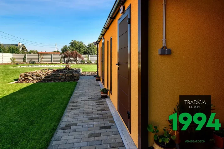 Detail - Seitenansicht - gelbe Garage mit Satteldach