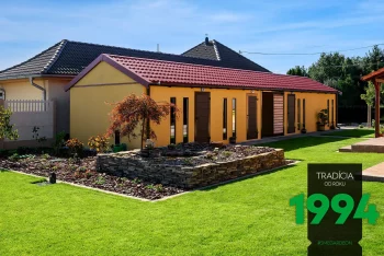 Gelbe Garage mit rotem Satteldach