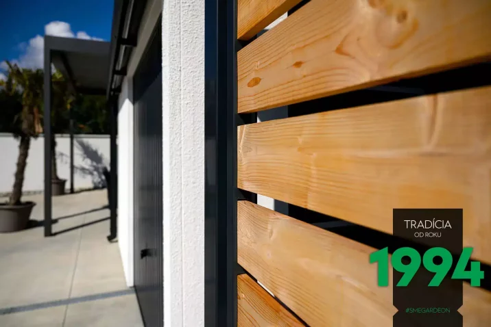 GARDEON Holzelemente an einer Überdachung neben dem Gartenhaus