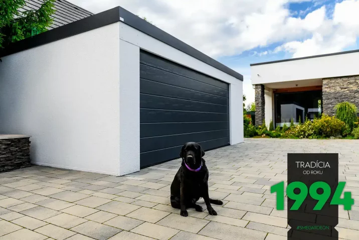 Der Hund eines GARDEON Kunden sitzt vor einer weißen Garage