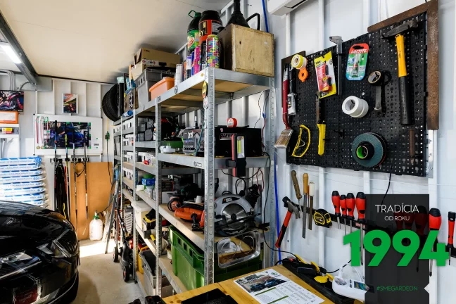 GARDEON Garage mit ungedämmten Wänden - ergänzt mit Schränken und Aufhängungssystemen für Werkzeug