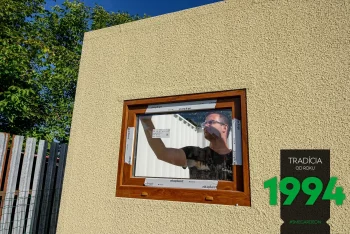 Das Fenster wird in die Konstruktion versetzt