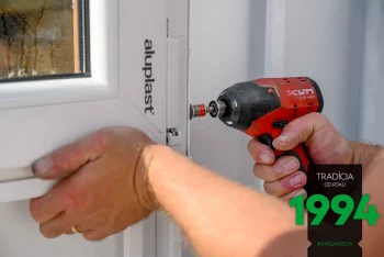 Das Fenster vom Gartenhaus wird montiert