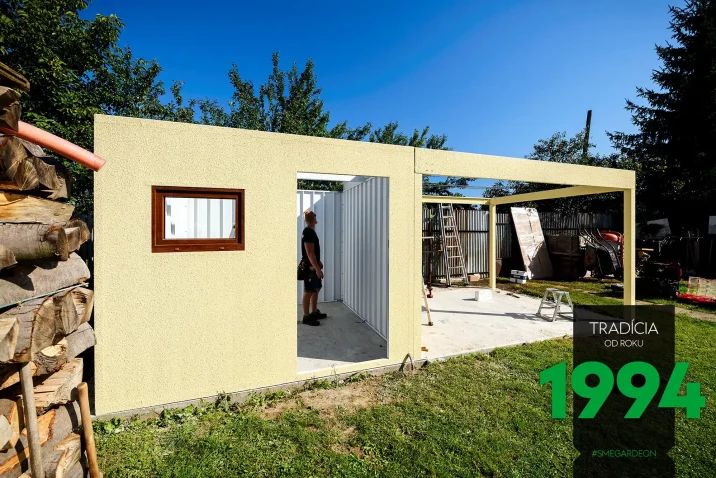 Die Konstruktion des Gartenhauses mit Überdachung steht - komplett verputzt