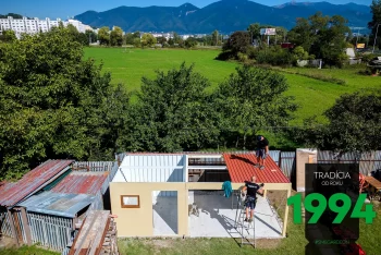 Die einzelnen Dachpaneele werden verlegt und montiert