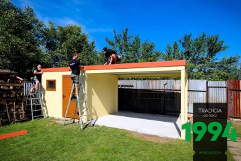 Die GARDEON Attika wird an die Umrandung des Daches montiert