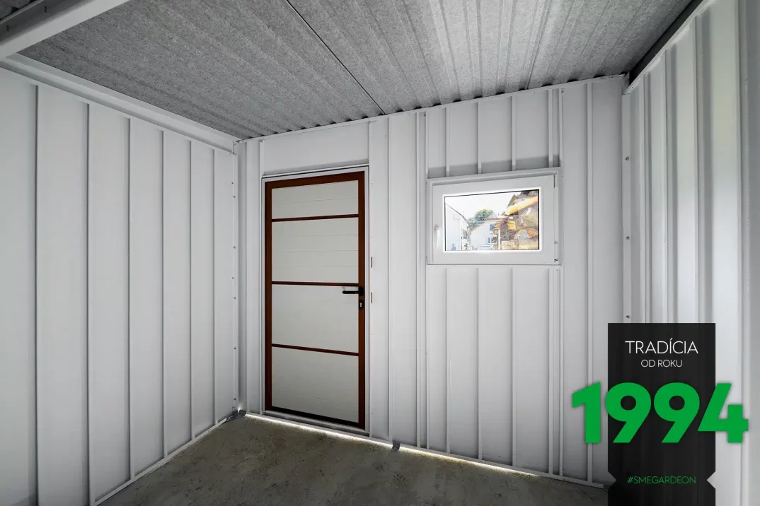 Der unisolierten Innenraum eines Gartenhauses, Dachdeckung mit Vliesbeschichtung DRIPSTOP