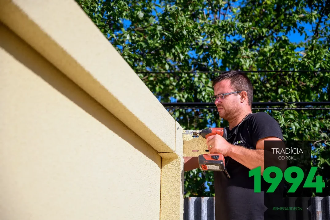 Der Monteur schraubt mit HILTI Werkzeug