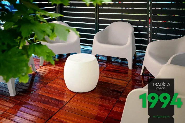 Stühle unter der GARDEON Stahlpergola