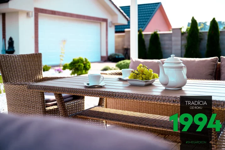 Eine Tasse Tee oder Kaffee unter der Überdachung trinken