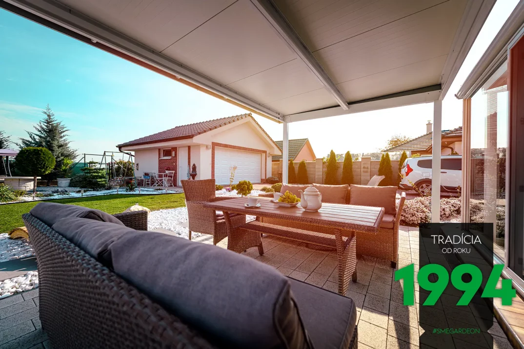 Weiße wartungsfreie Terrassenüberdachung von GARDEON