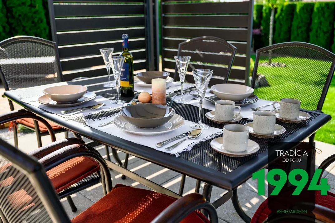 Unter der Überdachung essen