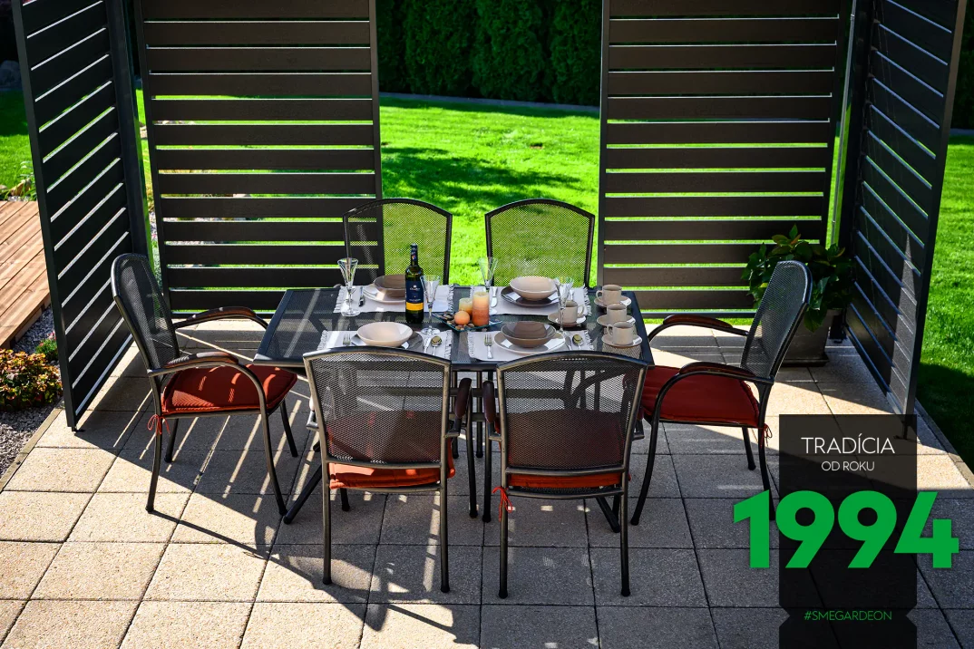 Tisch und Stühle unter der GARDEON Stahlpergola