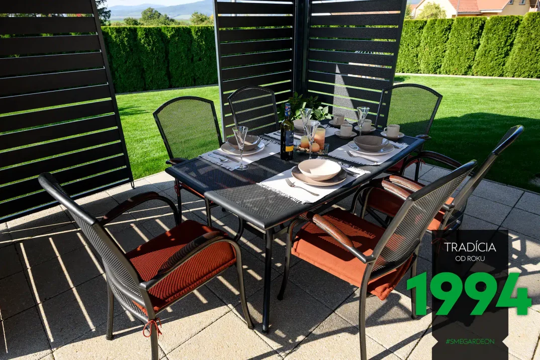 Essen unter der Gartenpergola