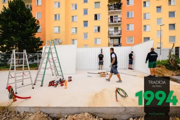 Die Verankerung der ersten Paneele der Reihengarage