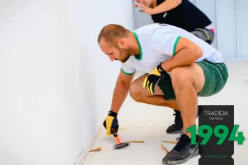 Die Monteure arbeiten an der Reihengarage